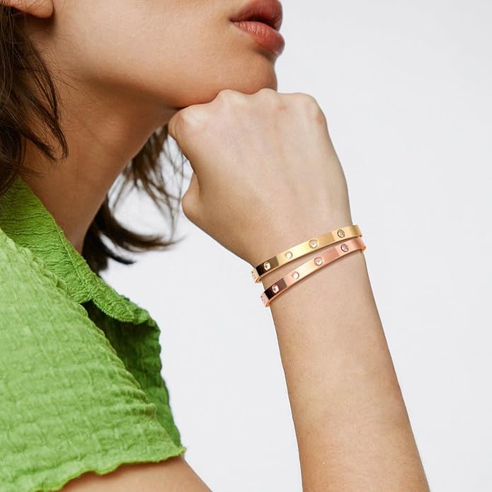 Jule | Elegant Gold Love Bracelet