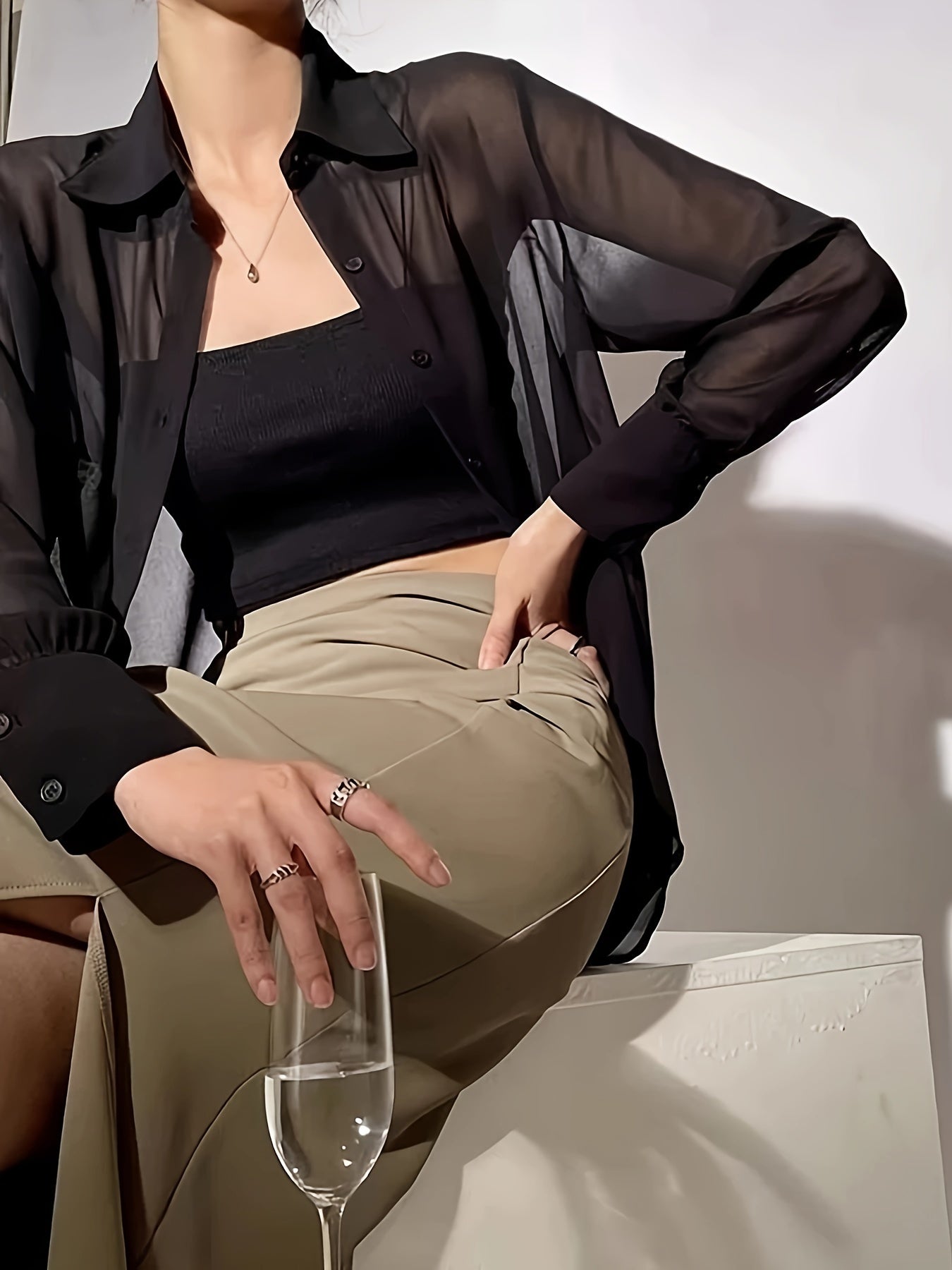 Belysa | Transparante Blouse met Knoopsluiting en Lichte Glans
