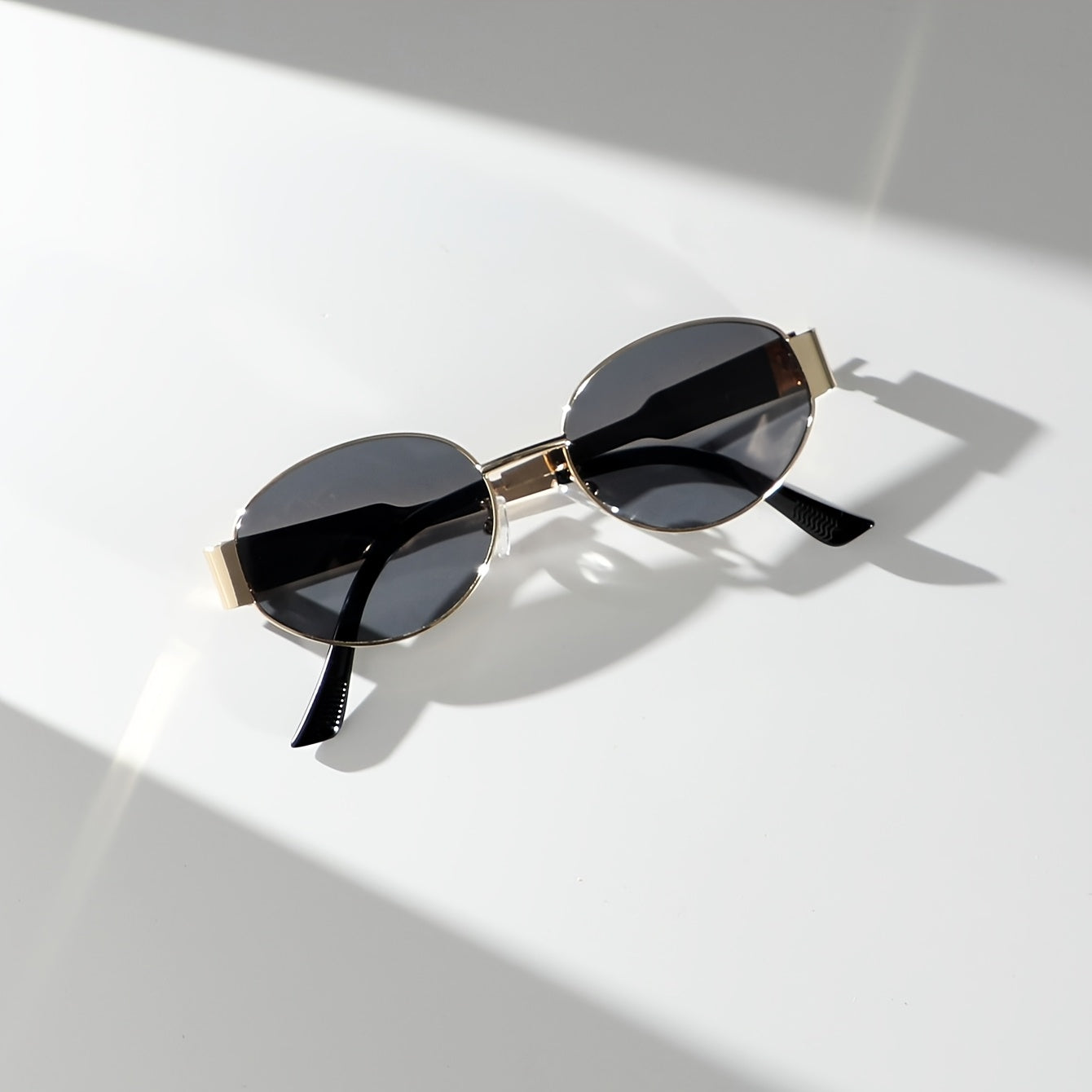 Mafalda | Ovale Vintage Zonnebril met Gouden Accent