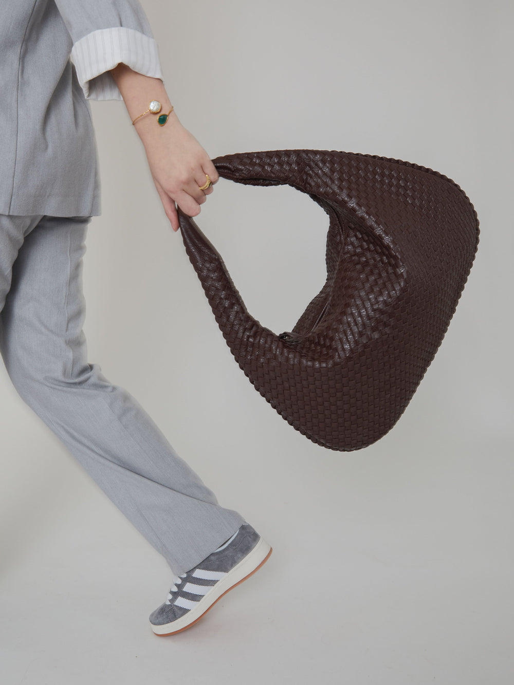 Sac à main de luxe couleur café pour femmes avec design tressé