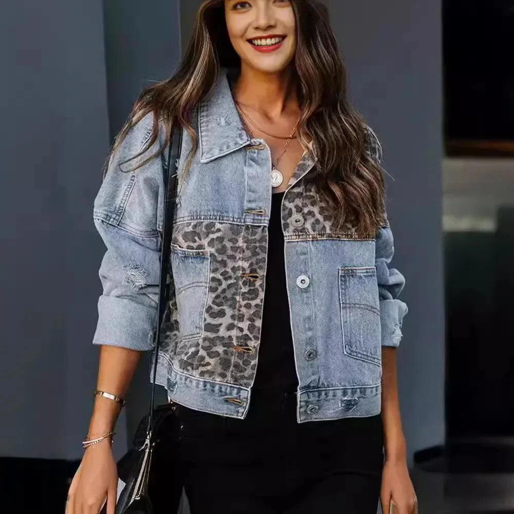 Veste en jean à imprimé léopard et design affirmé