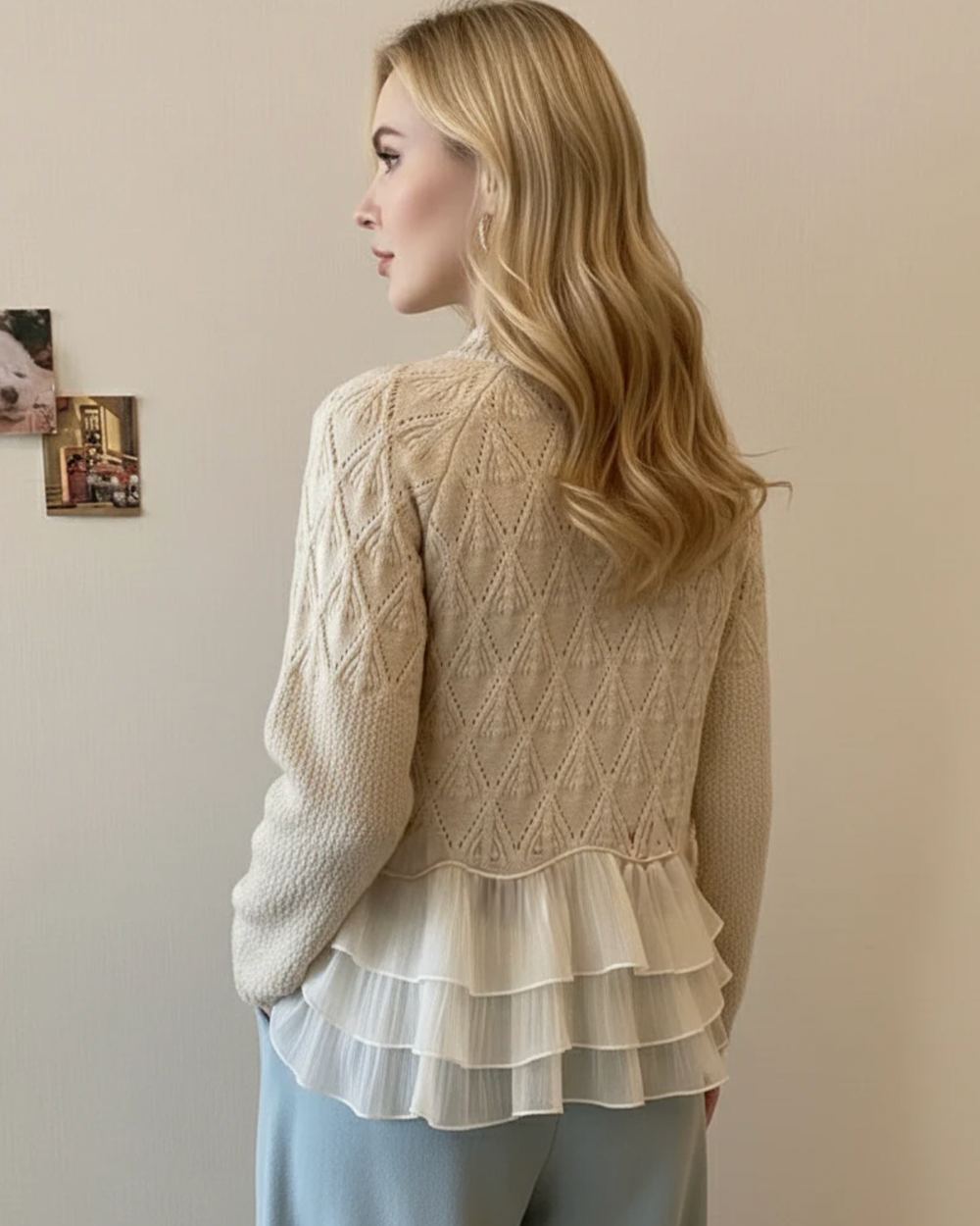 Damski sweter warkoczowy z warstwową falbaną i detalem rozetowym 1