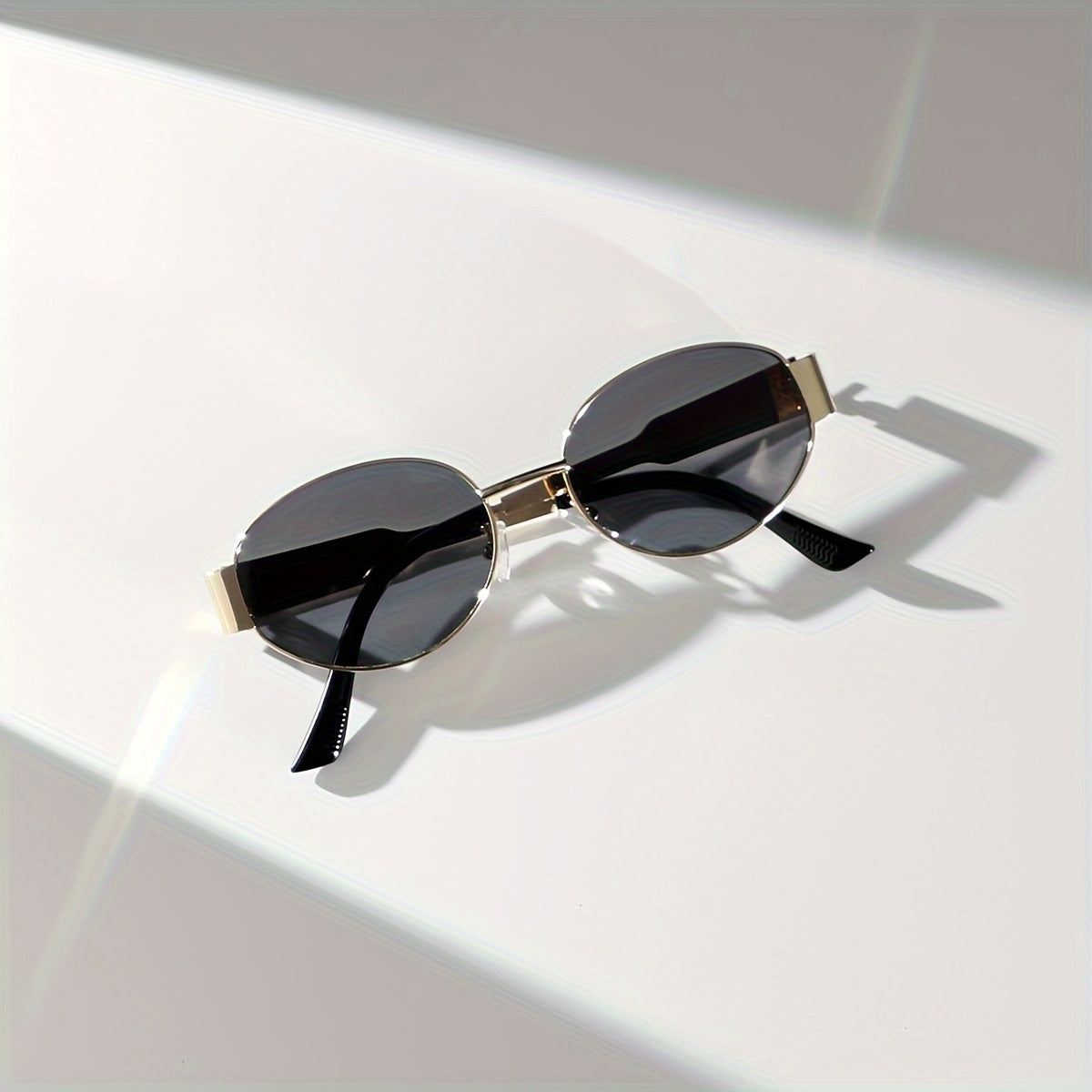 Majella | Minimalistische Ovale Zonnebril met Gouden Frame