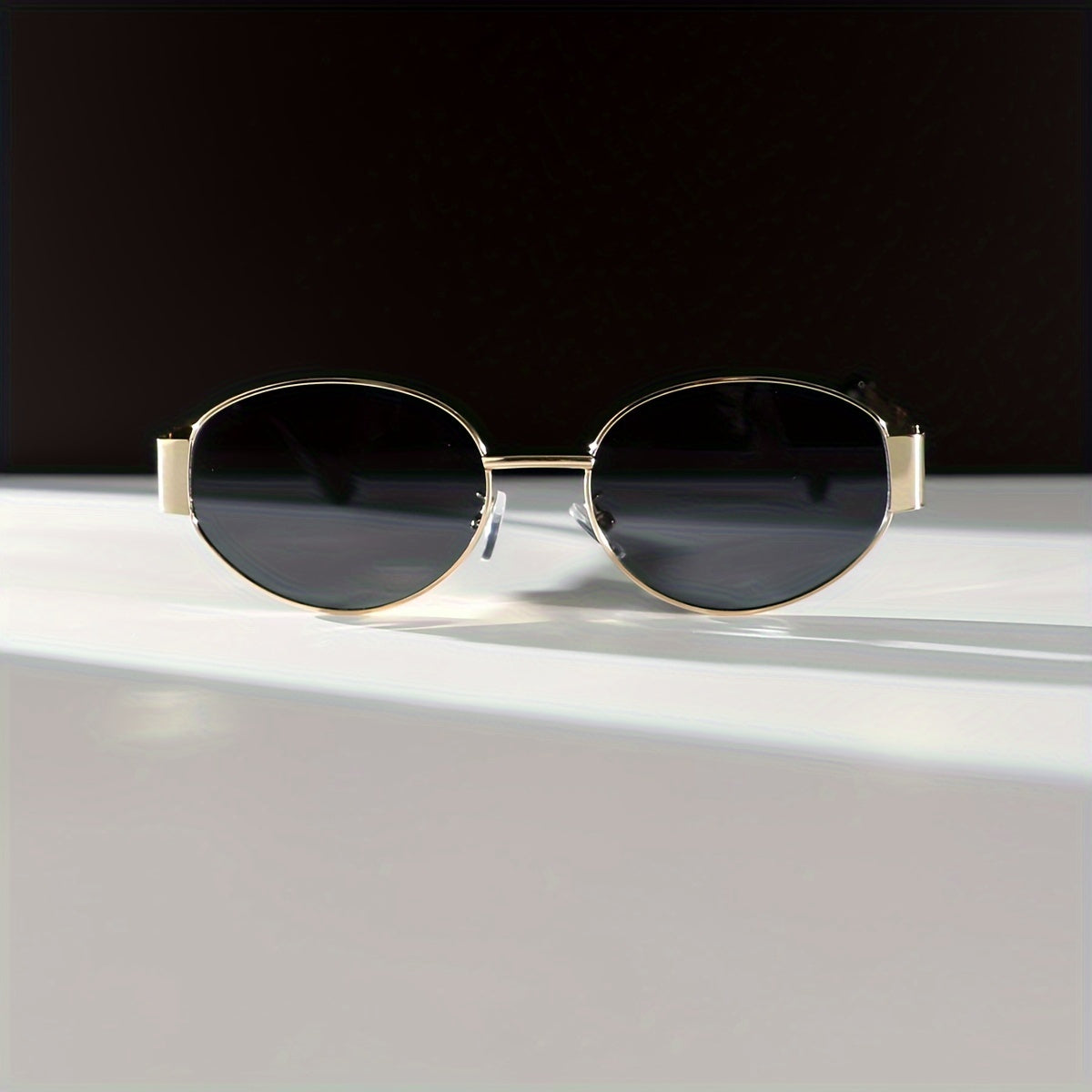 Majella | Minimalistische Ovale Zonnebril met Gouden Frame