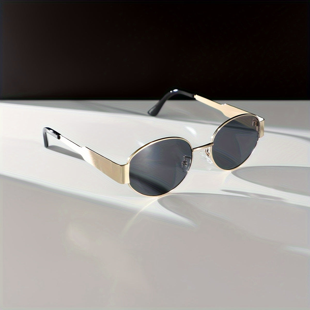 Majella | Minimalistische Ovale Zonnebril met Gouden Frame