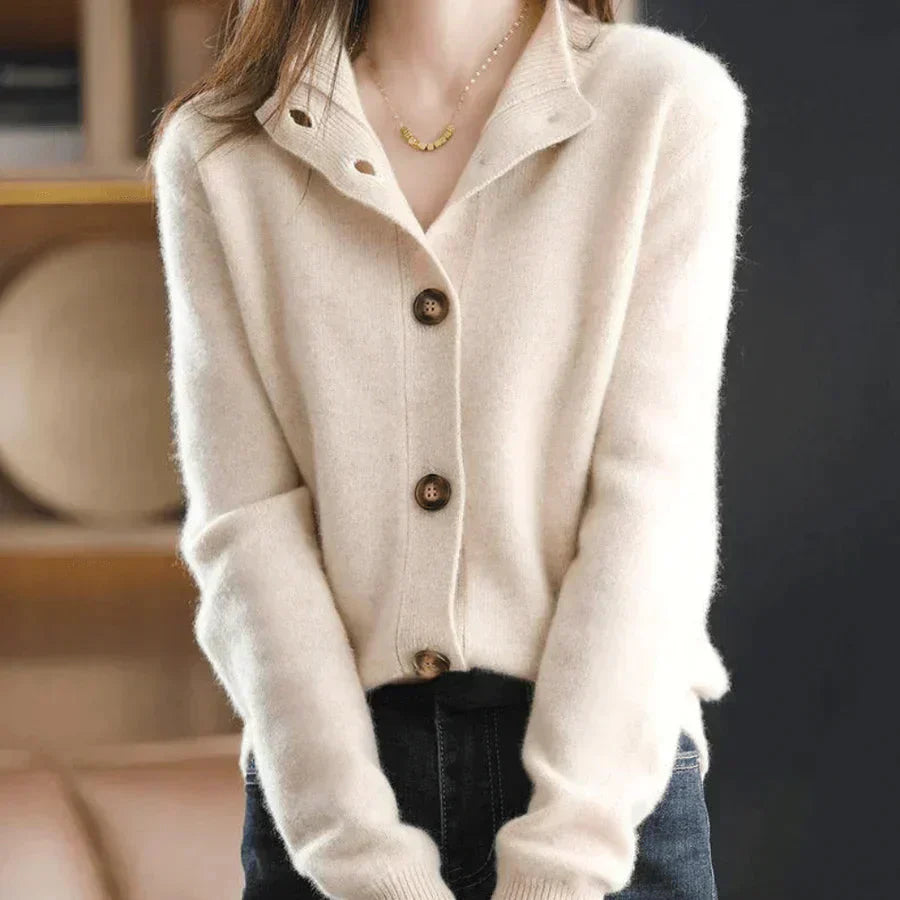 Amy | Warme Knitted Cardigan met Knoopdetail