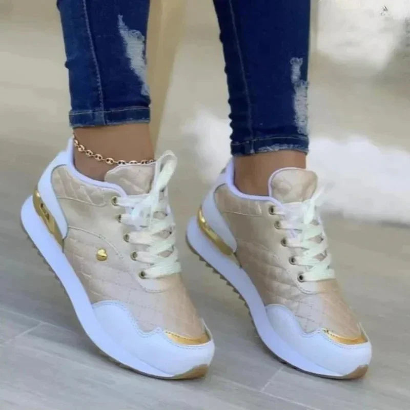 Eveline | Sneakers met Gouden Accenten