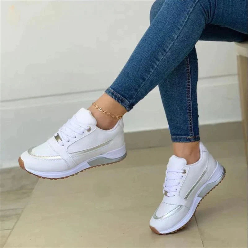 Eveline | Sneakers met Gouden Accenten