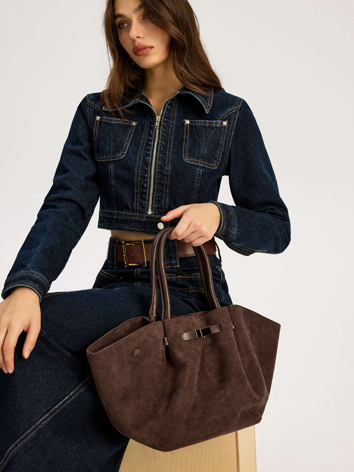 Grand sac à épaule pour femmes en cuir marron avec fermeture moderne