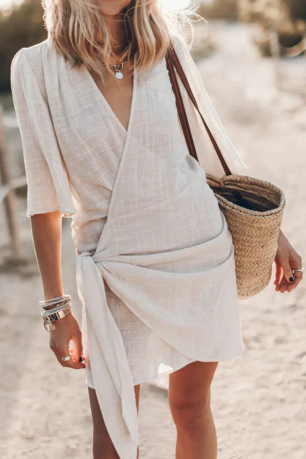 Robe mini de plage avec détail portefeuille et manches courtes