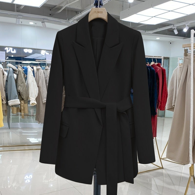 Elegant tailored women's blazer with belt