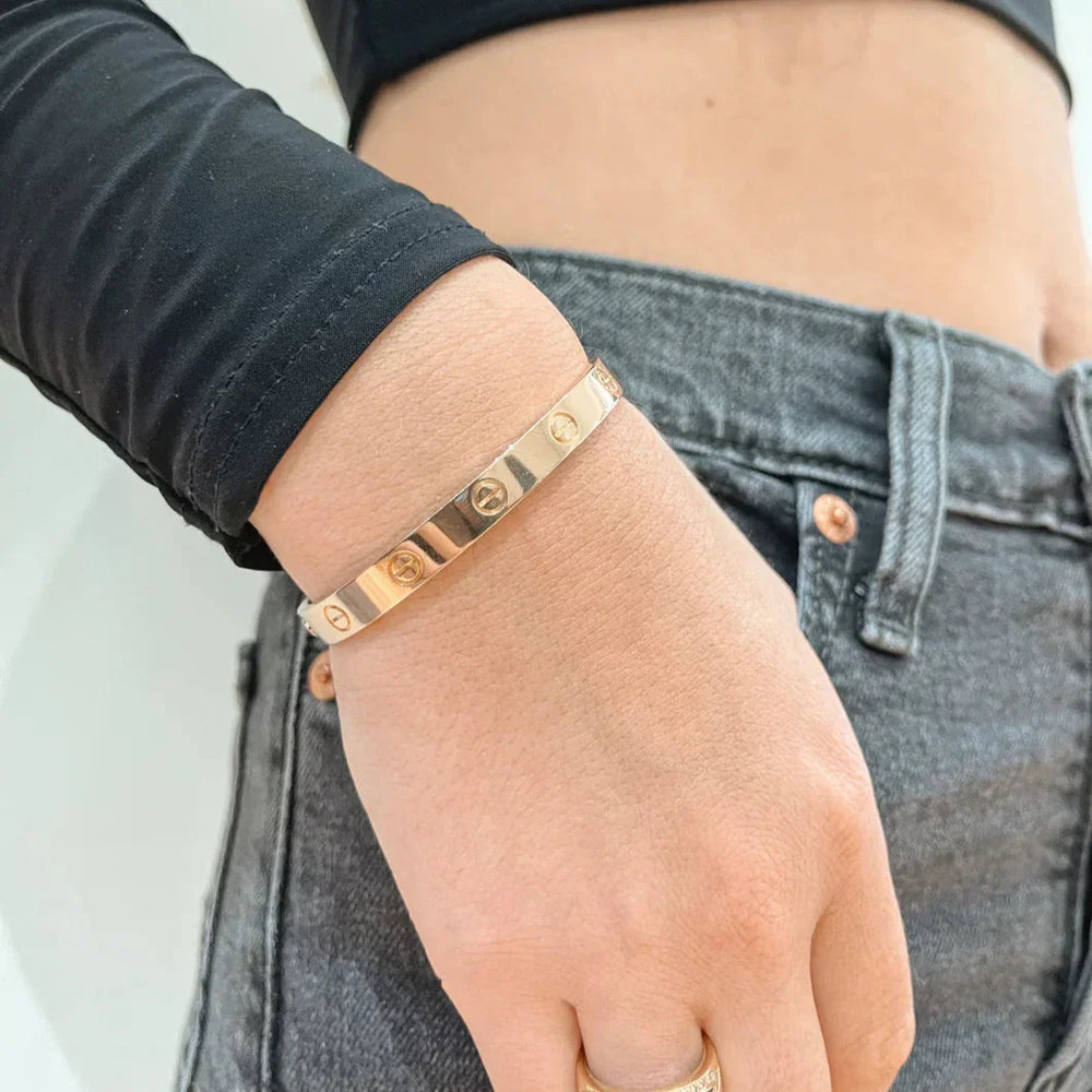 Jule | Elegant Gold Love Bracelet