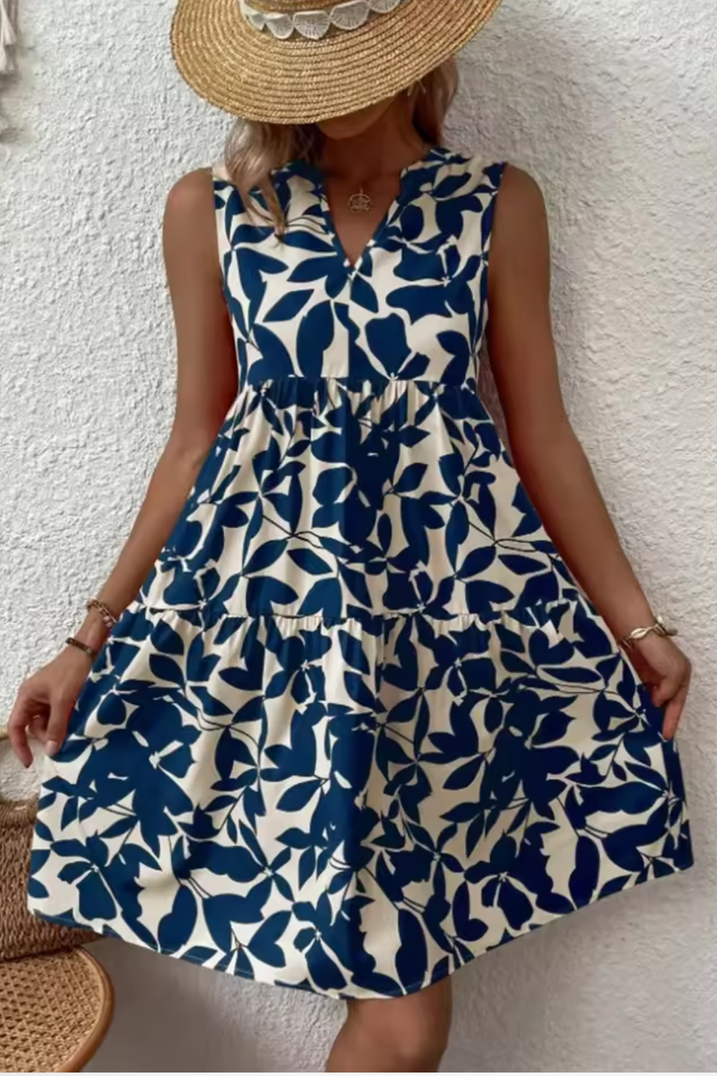 Luchtige midi zomerjurk met V hals en bladprint