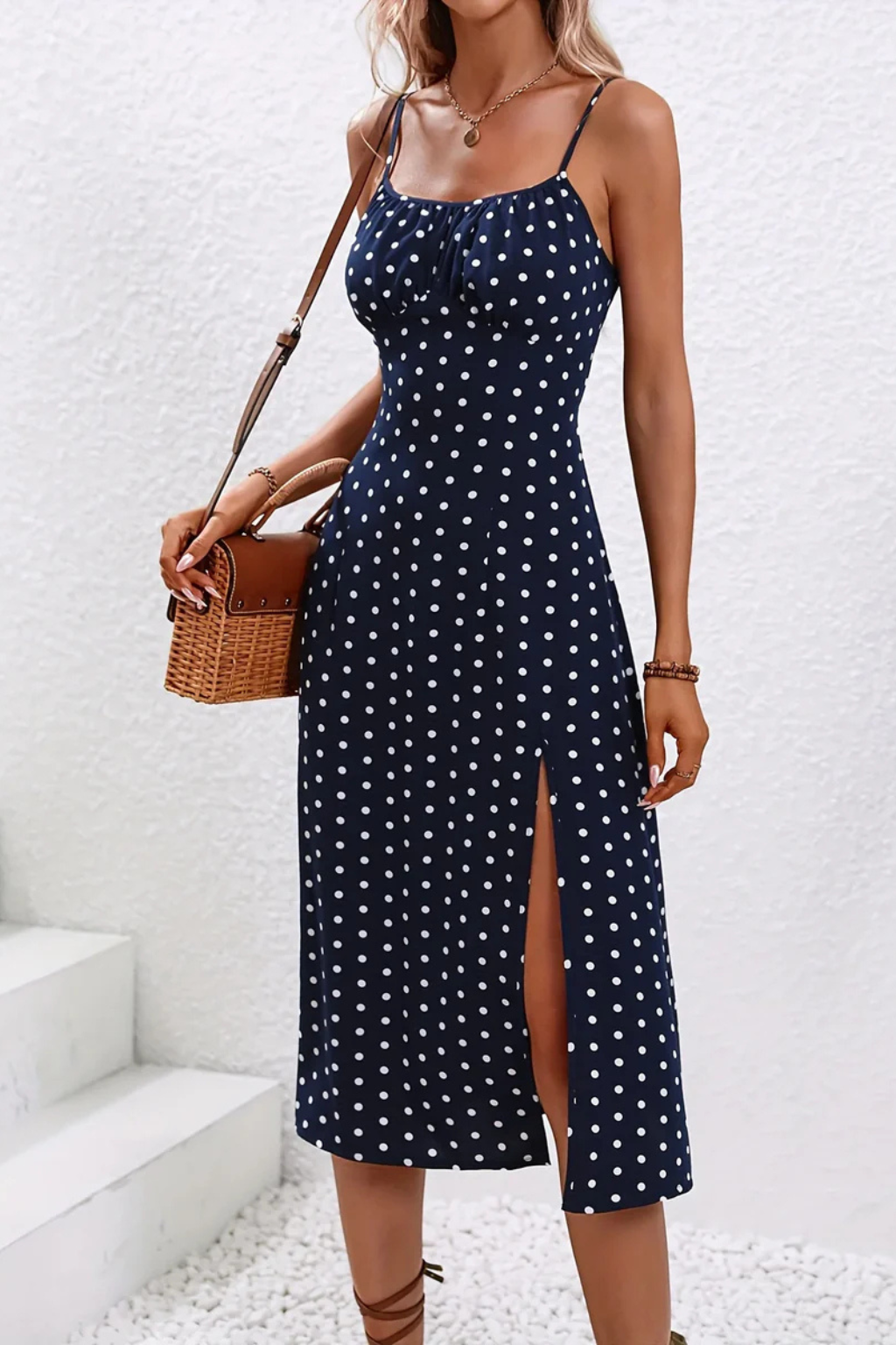 Robe midi fleurie d'été avec fente et bretelles spaghetti
