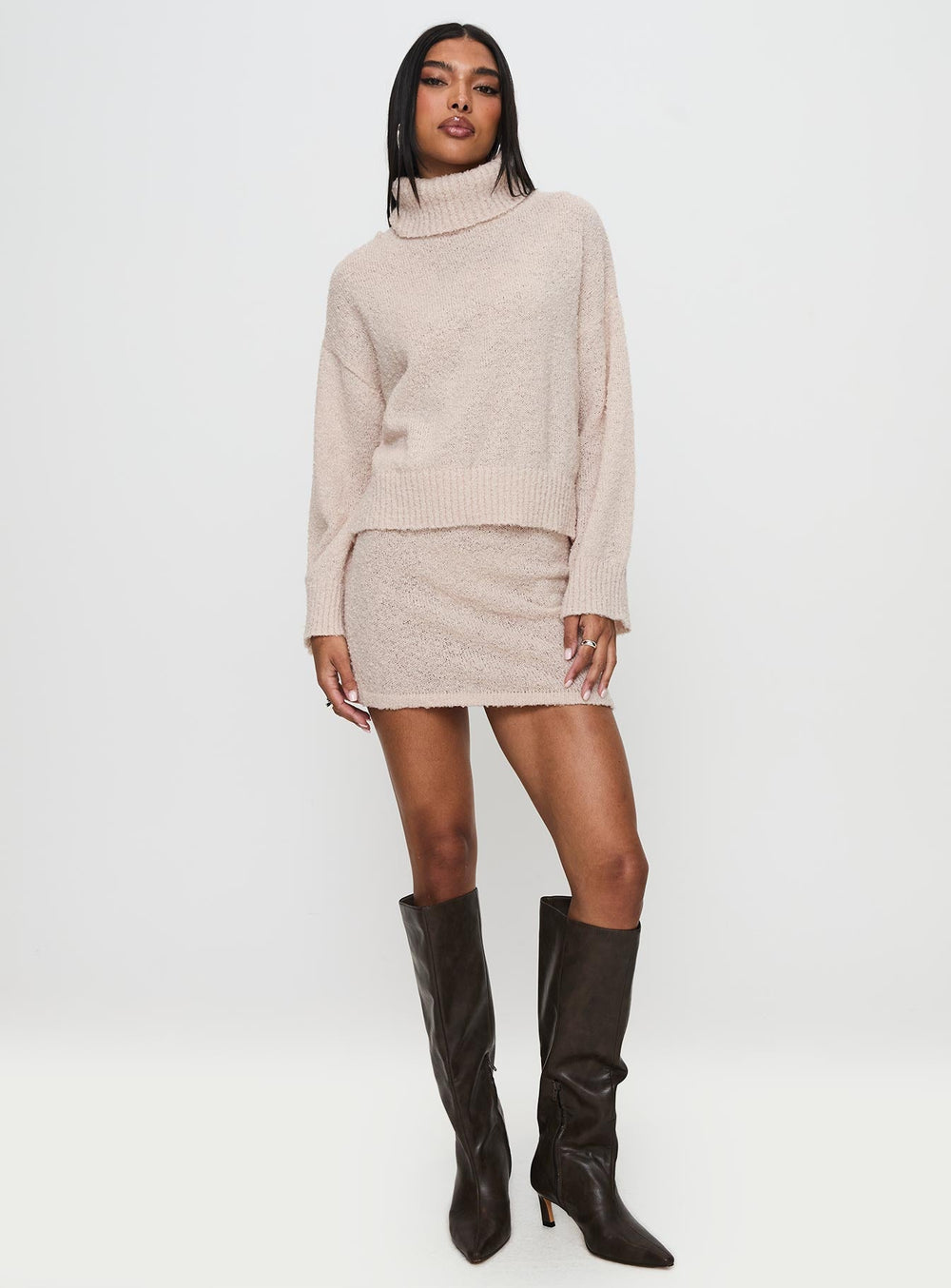 Zachte Beige Gebreide Set voor Vrouwen met Coltrui en Mini Rok
