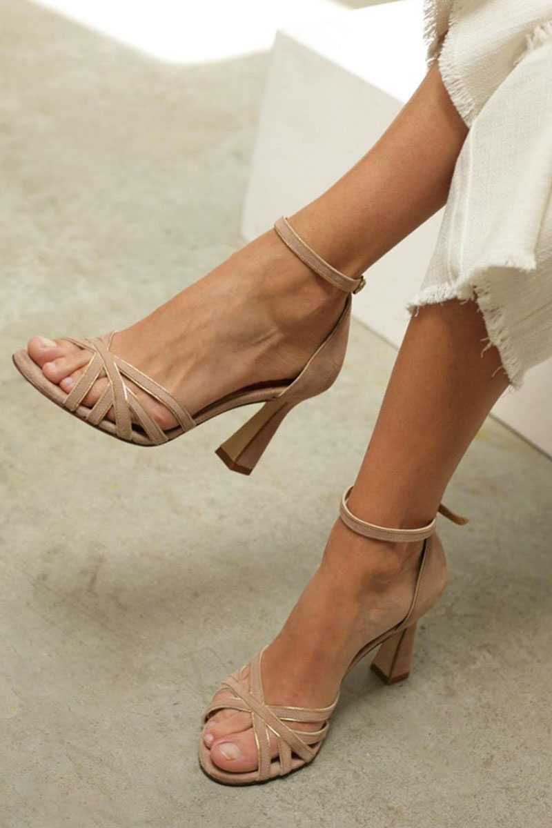 Sandales beiges stylées pour femmes avec bout ouvert et fermeture cheville