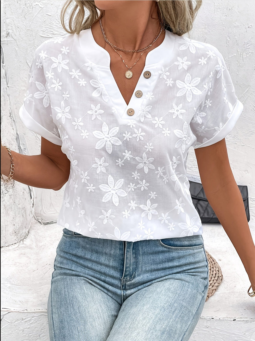 Dyannah | Blouse aérée avec fleurs brodées