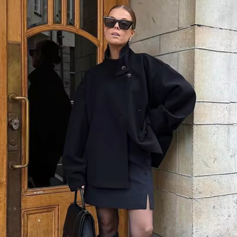 Stijlvolle Korte Dames Winterjas met Hoge Kraag en Knoopsluiting