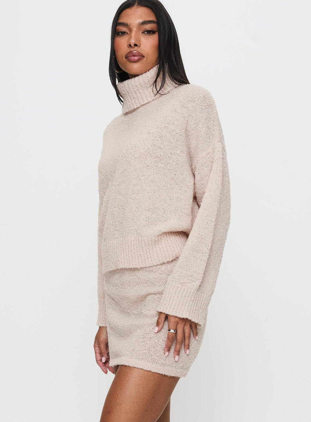 Zachte Beige Gebreide Set voor Vrouwen met Coltrui en Mini Rok