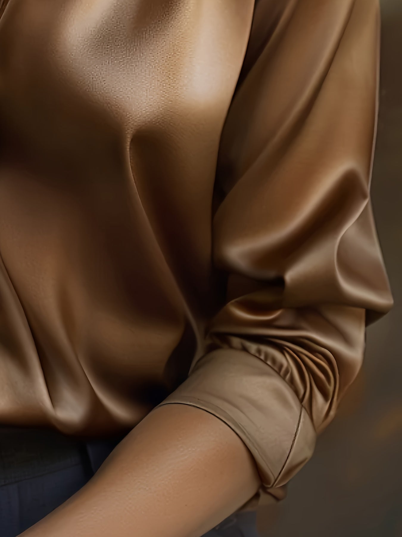 Elegant Women's Blouse with Classic Collar and Long Sleeves