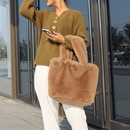 Sac d'épaule en fausse fourrure de luxe pour femmes avec design spacieux