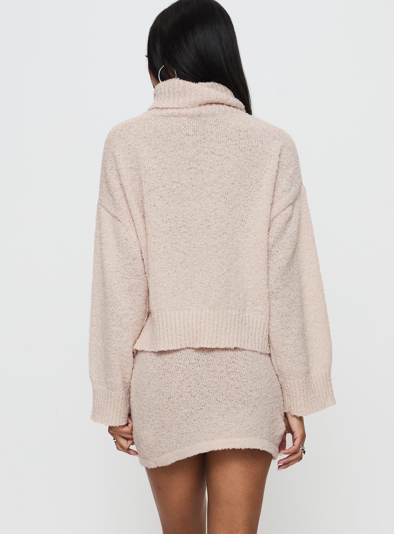 Zachte Beige Gebreide Set voor Vrouwen met Coltrui en Mini Rok