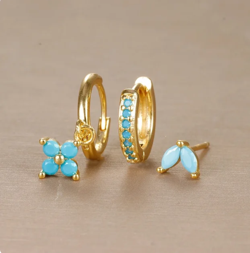Ensemble de boucles d'oreilles dorées avec accents stylés