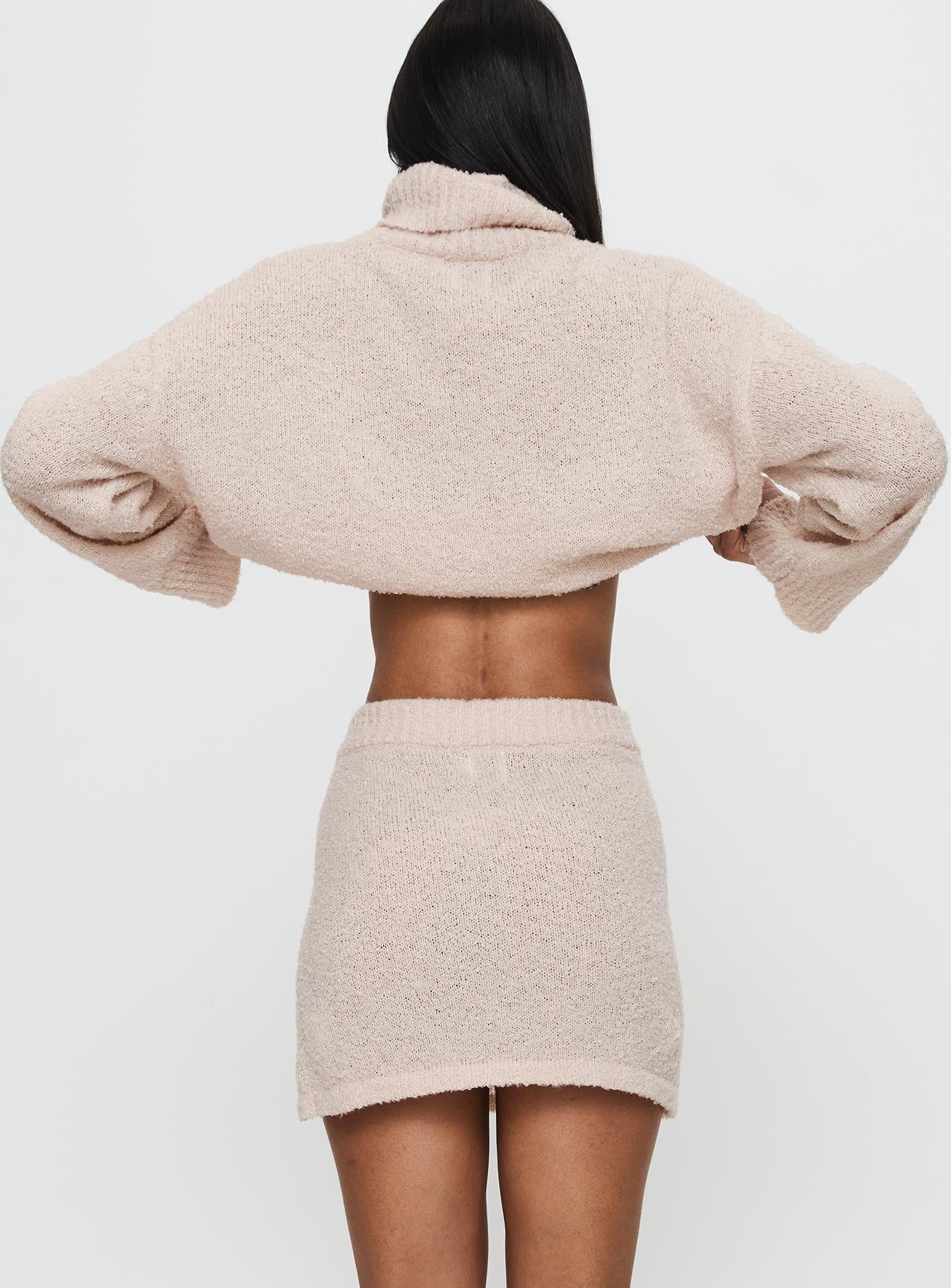 Zachte Beige Gebreide Set voor Vrouwen met Coltrui en Mini Rok