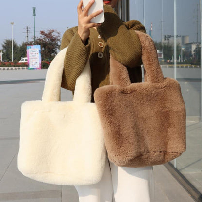 Sac d'épaule en fausse fourrure de luxe pour femmes avec design spacieux