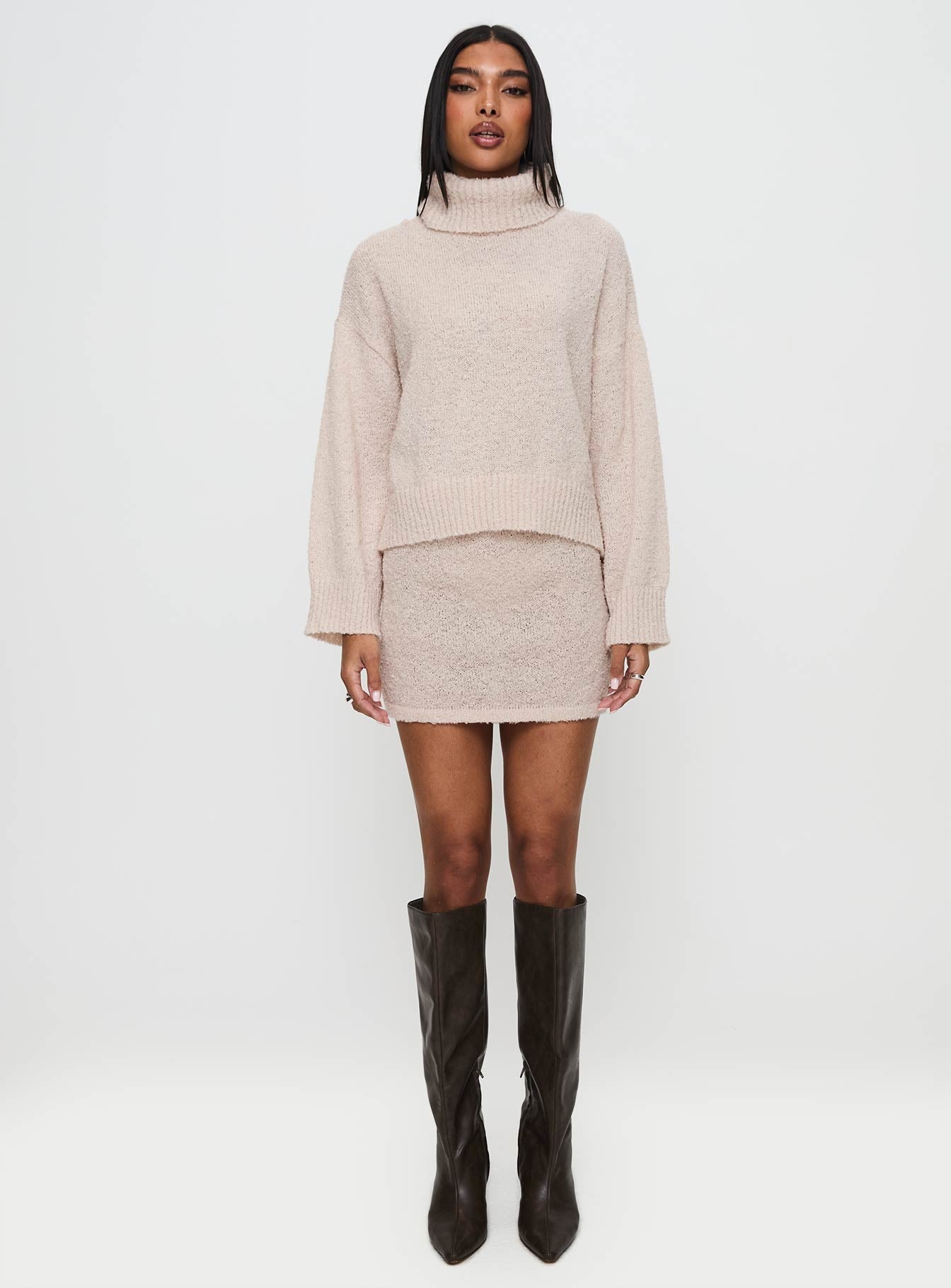 Zachte Beige Gebreide Set voor Vrouwen met Coltrui en Mini Rok