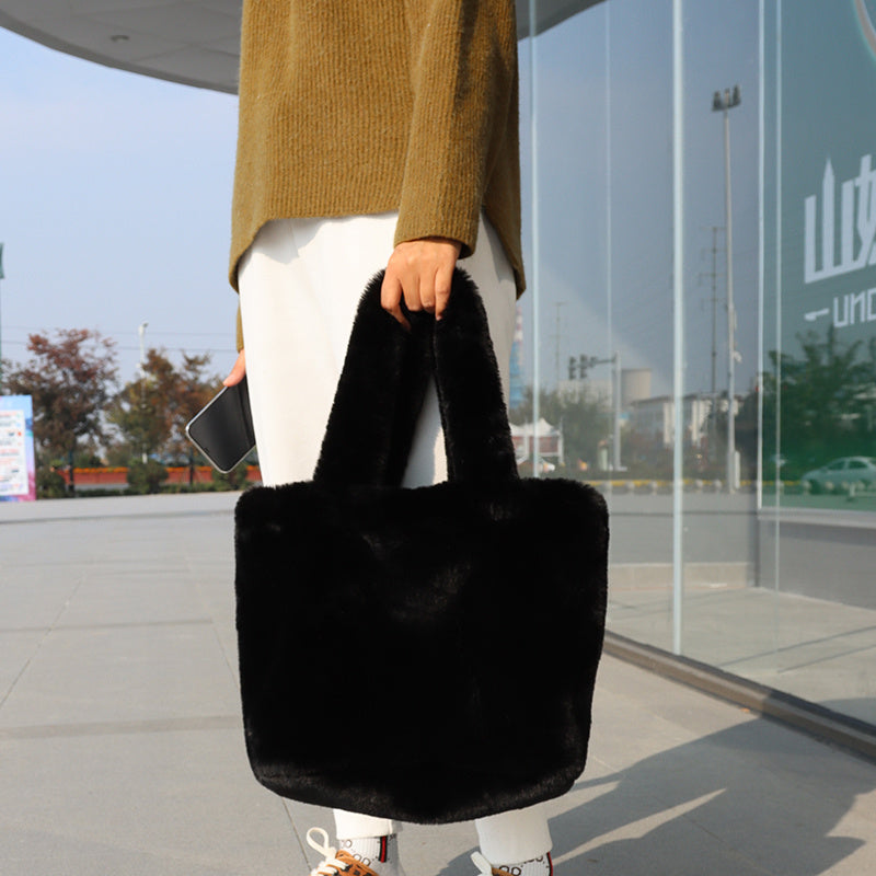Sac d'épaule en fausse fourrure de luxe pour femmes avec design spacieux