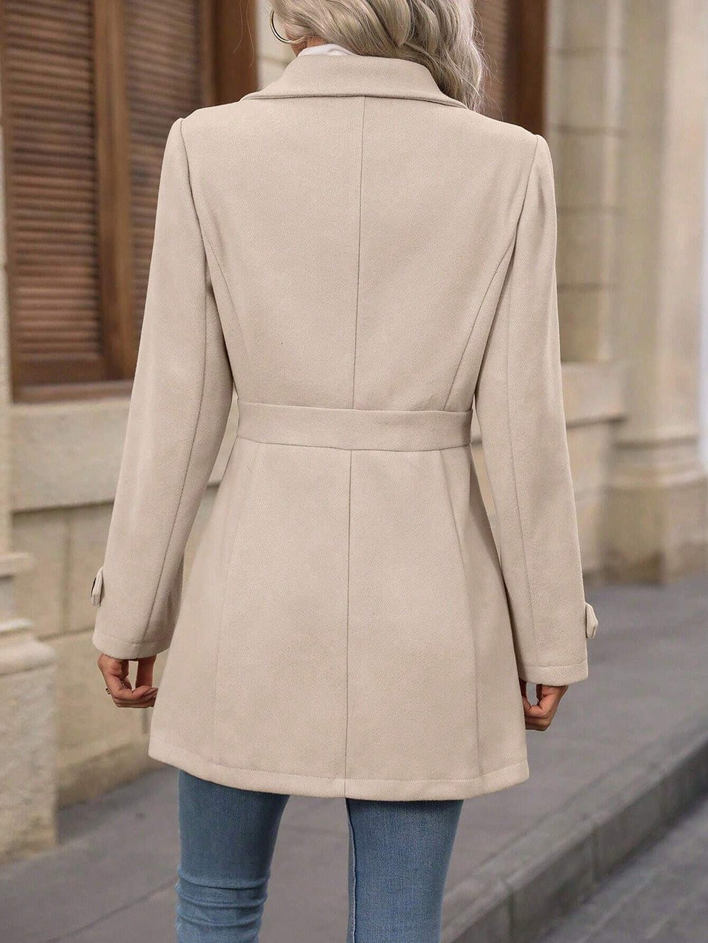 Manteau court confortable pour femmes avec boutons et col à revers
