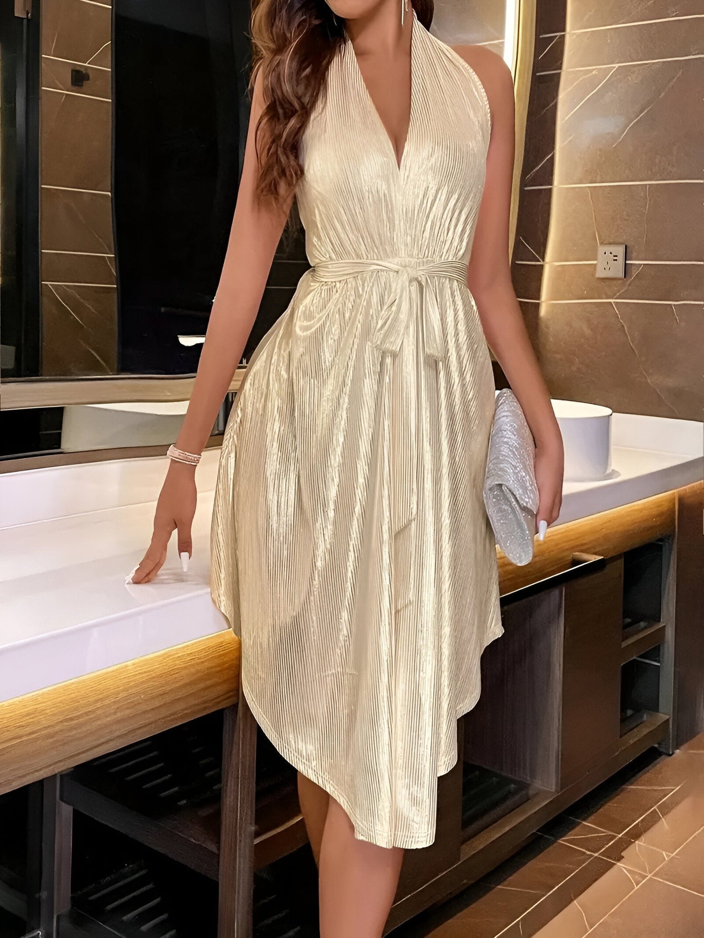 Elegante Beige Halter Mini Jurk voor Dames met Plissé en Strikdetail