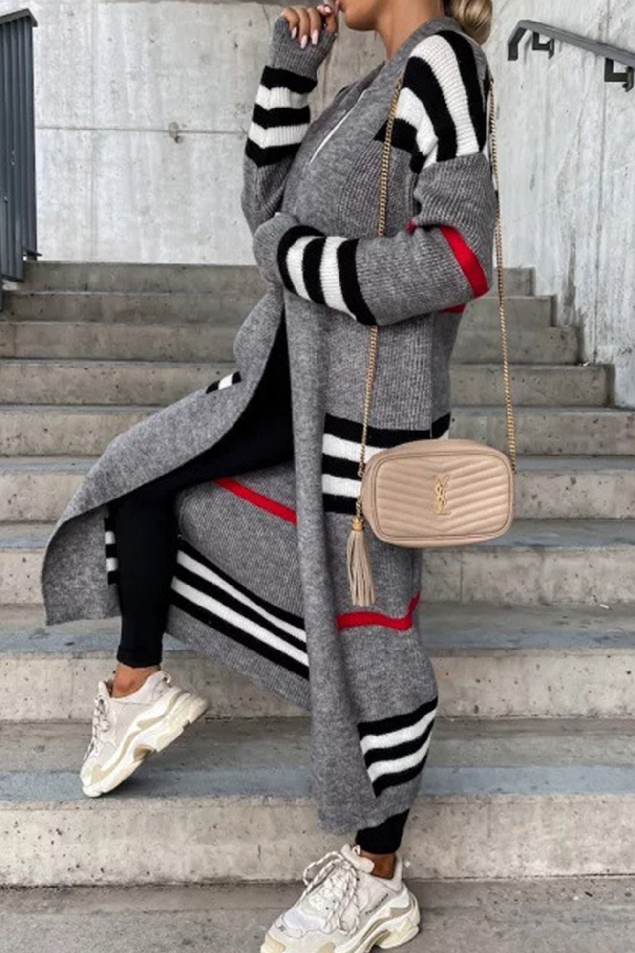Lichte comfortabele dames sweater jas met lange pasvorm en strepen