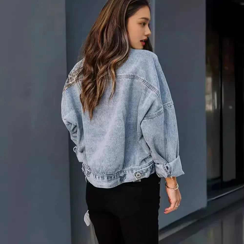 Veste en jean à imprimé léopard et design affirmé