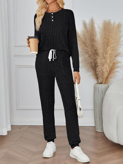 Warm Women's Loungewear Set With Ribbed Texture And Joggers