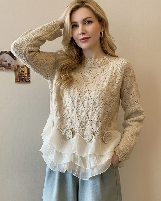 Damski sweter warkoczowy z warstwową falbaną i detalem rozetowym 0