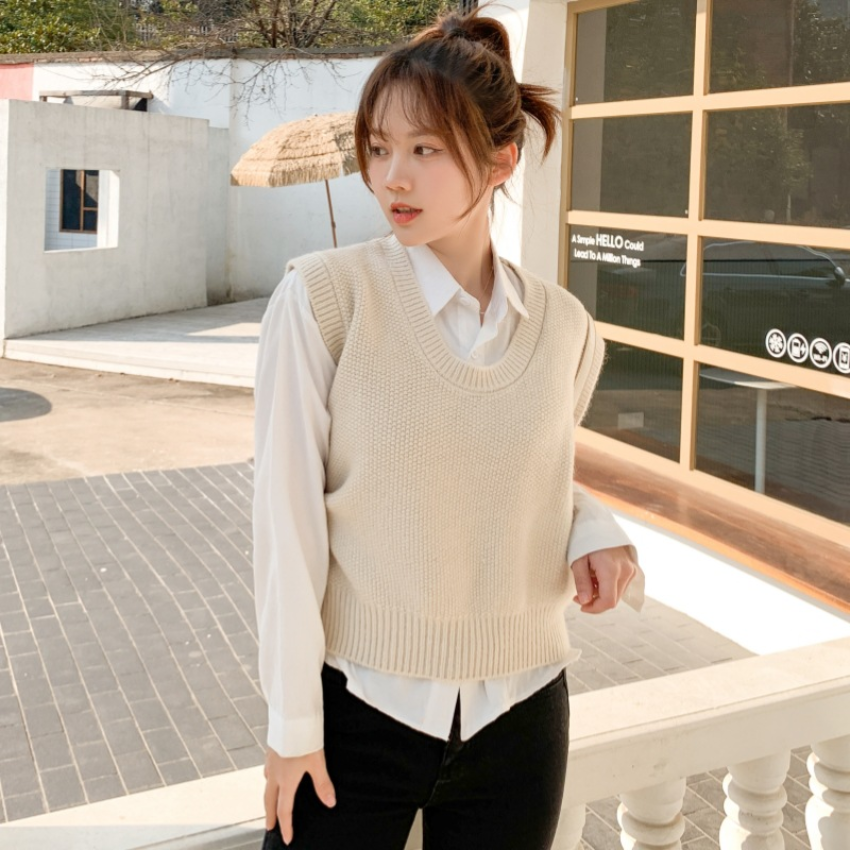 Ensemble tricoté beige doux pour femmes avec gilet sans manches et mini-jupe