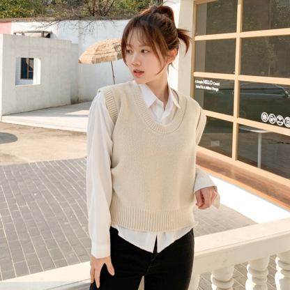 Ensemble tricoté beige doux pour femmes avec gilet sans manches et mini-jupe