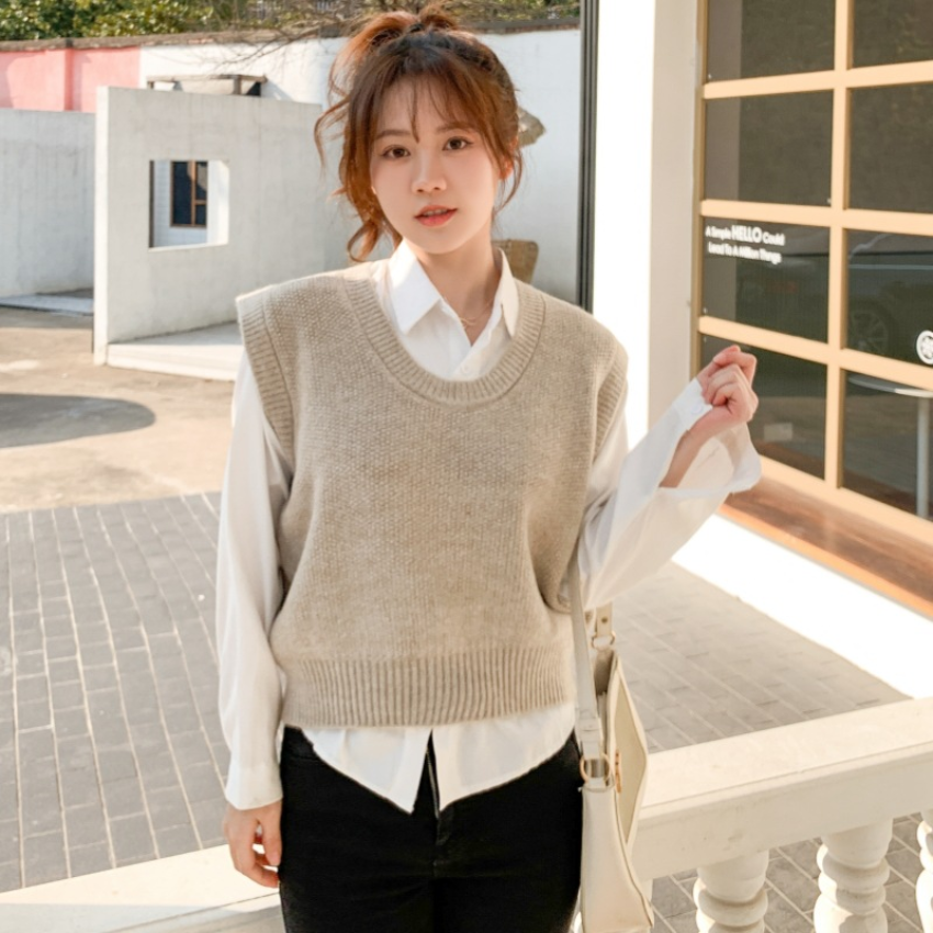Ensemble tricoté beige doux pour femmes avec gilet sans manches et mini-jupe