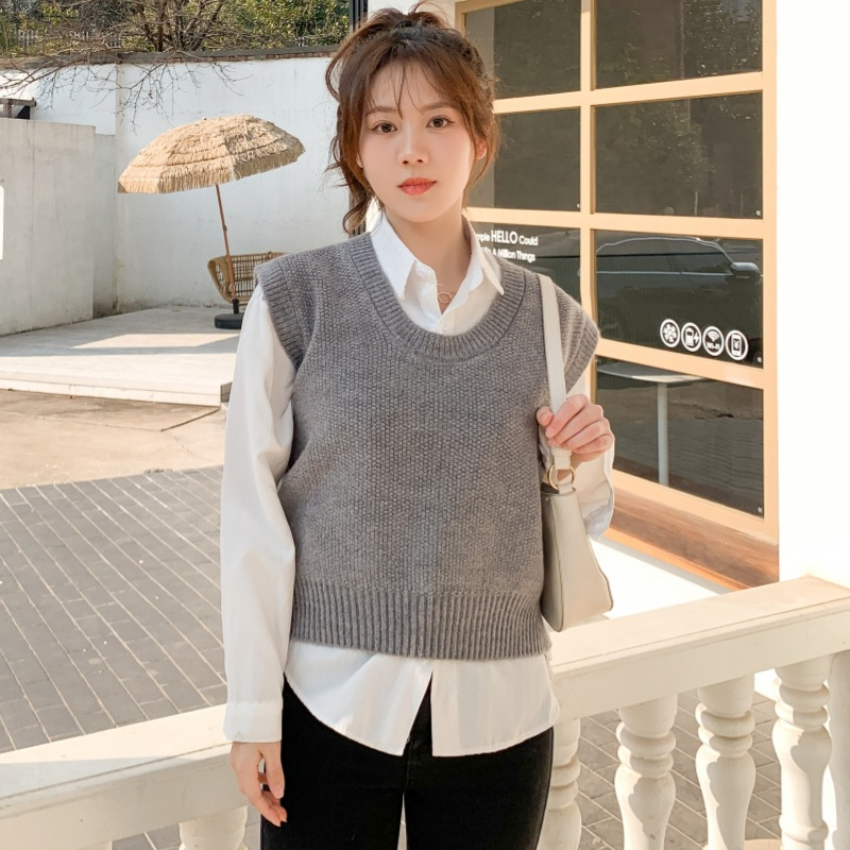 Ensemble tricoté beige doux pour femmes avec gilet sans manches et mini-jupe
