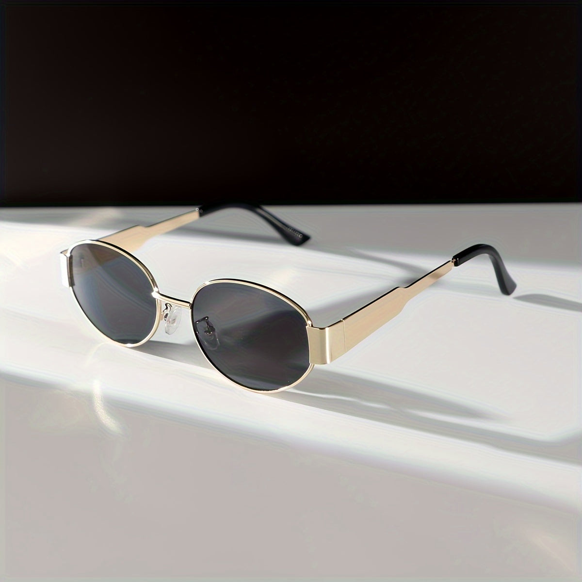 Majella | Minimalistische Ovale Zonnebril met Gouden Frame