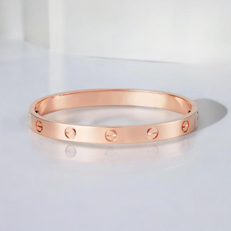 Jule | Elegant Gold Love Bracelet