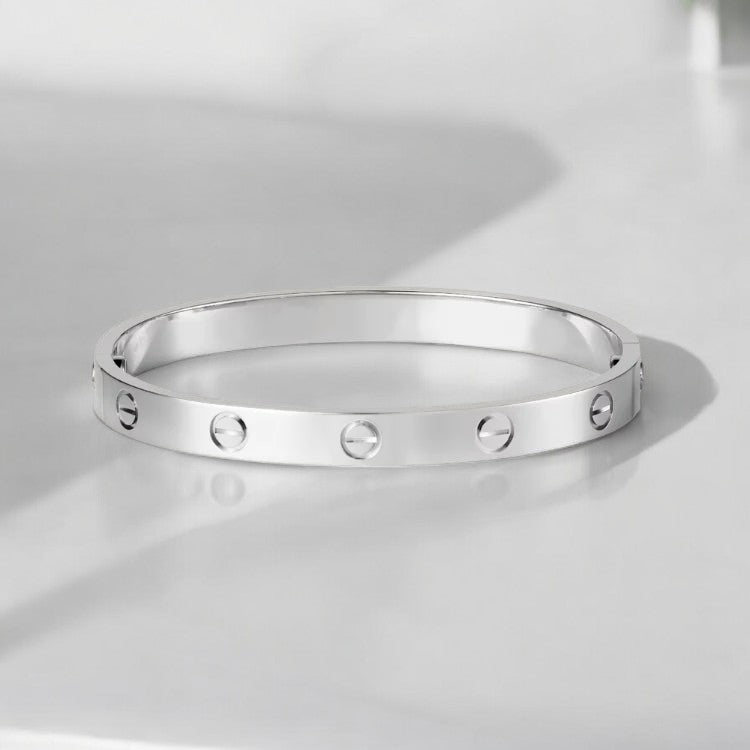 Jule | Elegant Gold Love Bracelet