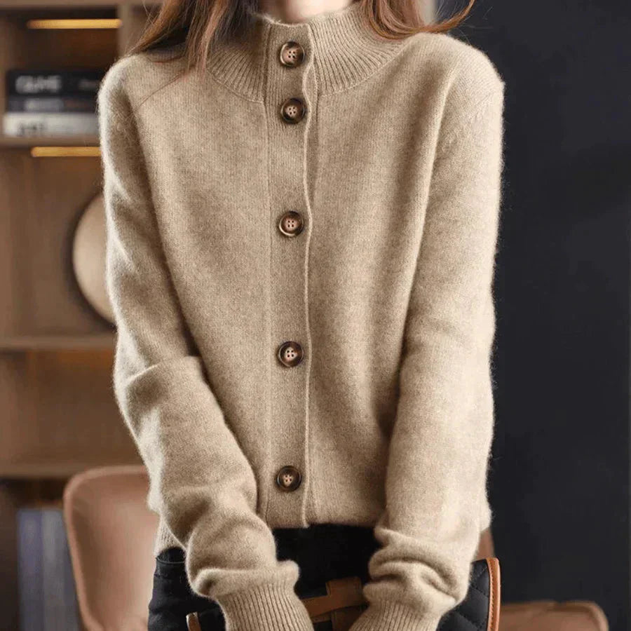 Amy | Warme Knitted Cardigan met Knoopdetail