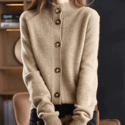 Amy | Warme Knitted Cardigan met Knoopdetail