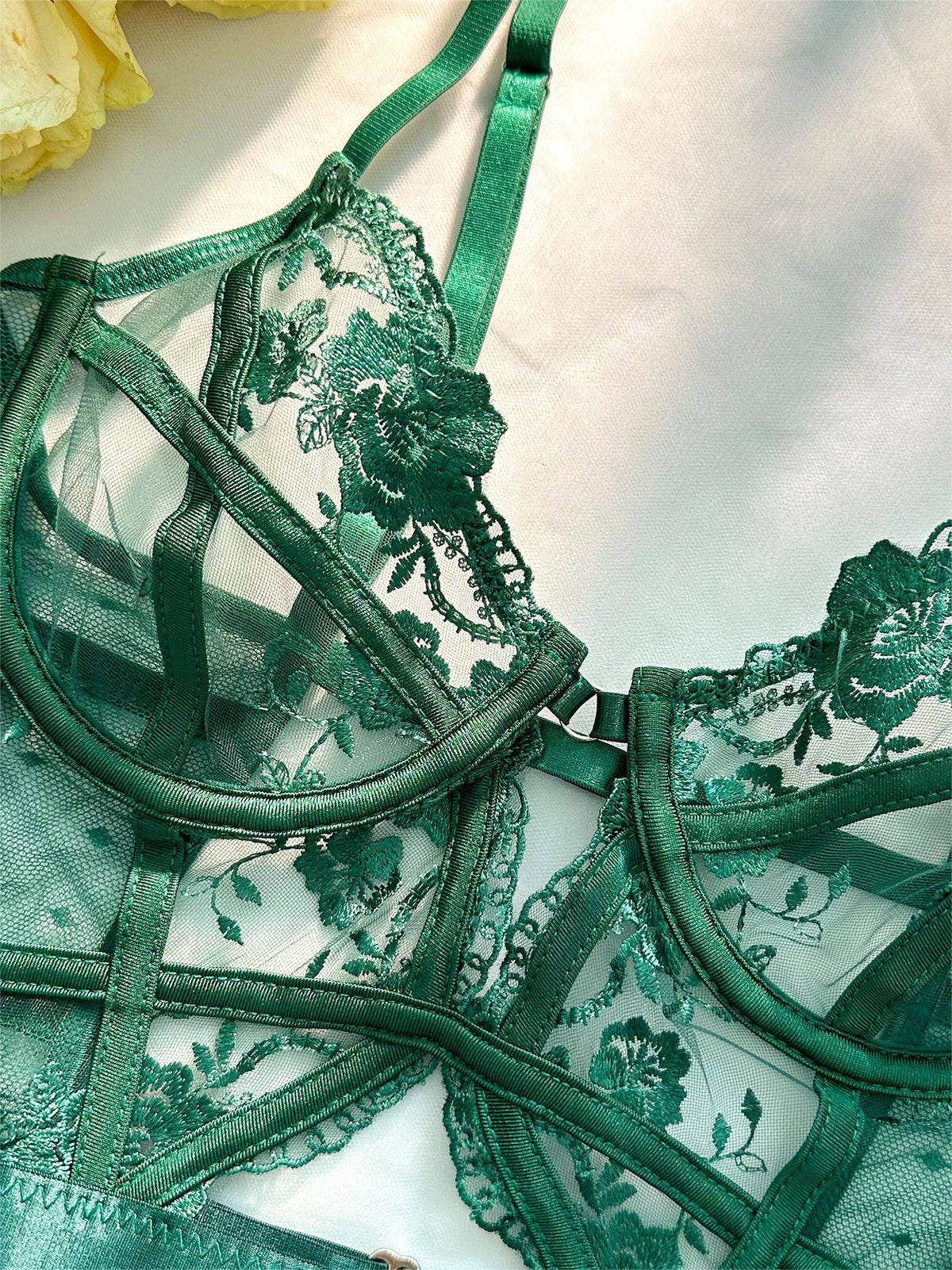 Close-up groene lingerie met bloemenborduursel