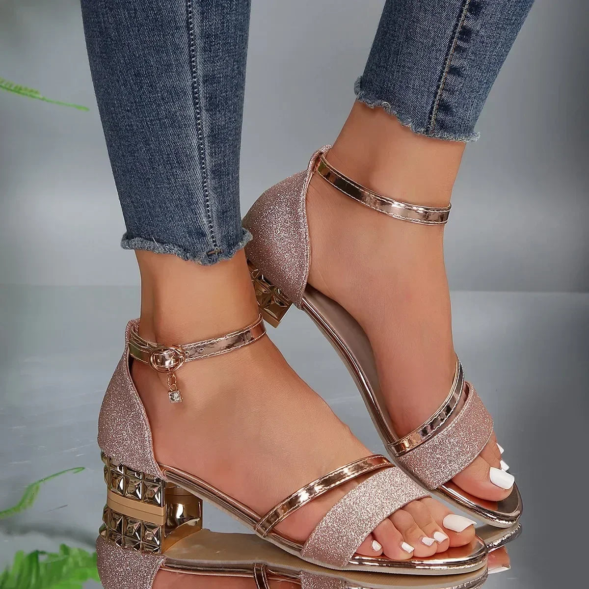 Maera | Sandalen met Enkelbandje en Glanzend Hakdetail