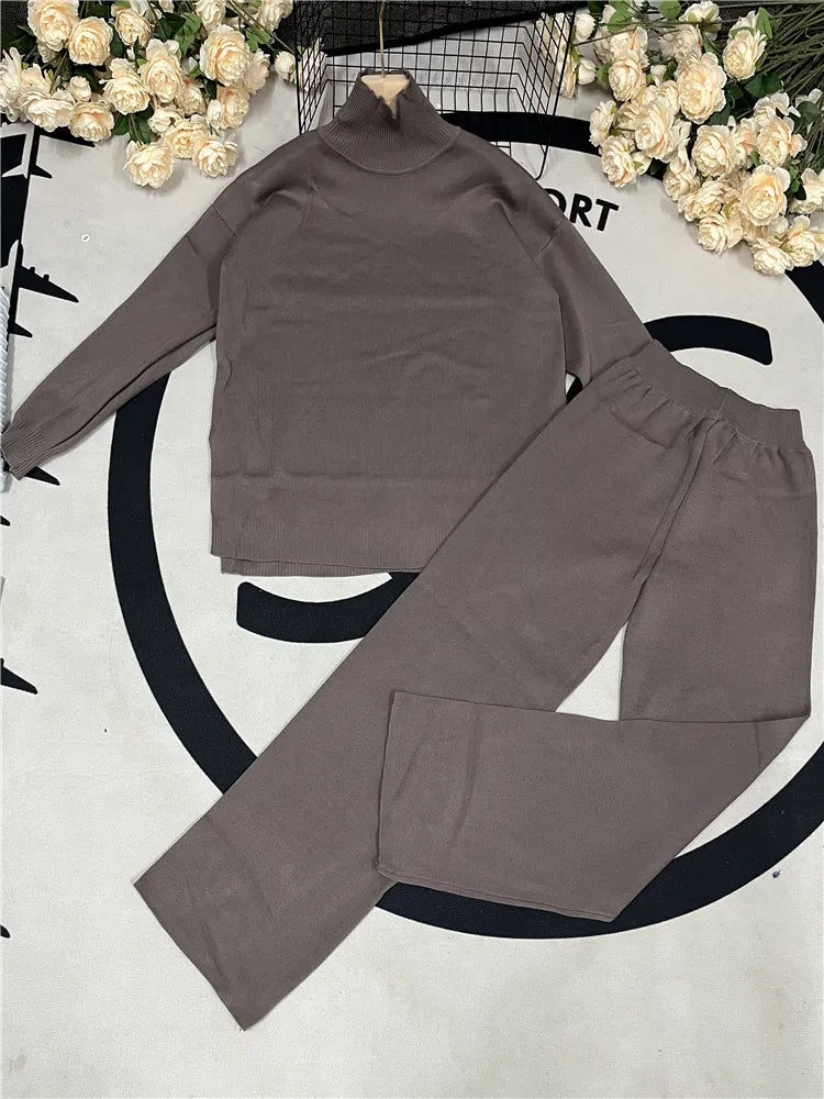 Comfortable Oversized Knitted Women's Set with Turtleneck