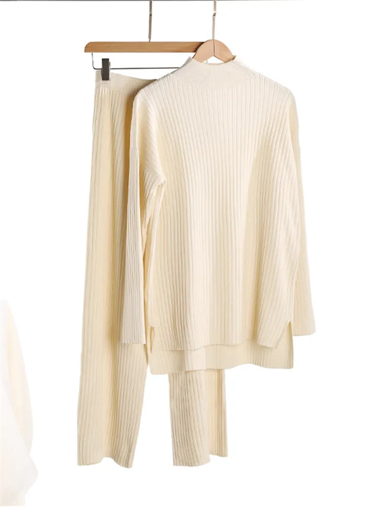 Comfortable Oversized Knitted Women's Set with Turtleneck